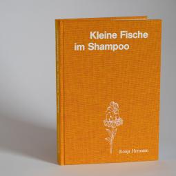 Der Titel ist oben weiß geprägt. Unten in der Mitte ist eine Prägung von zwei weiblichen Figuren auf einer Blume. Rechts daneben steht der Name. Leineneinband Bamberger Kaliko Duo, Sonnenschein