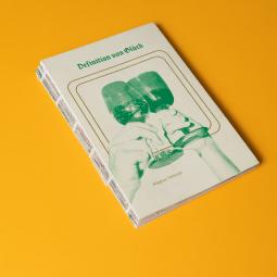 Das Foto zeigt das Cover des Buches vor gelben Hintergrund. Auf dem Cover sieht man zwei anstoßende Gläser in grün gesiebdruckt umrahmt von goldenen Outlines in Form eines quadratischen Bierdeckels. Darüber befindet sich der Titel des Buches Definition von Glück