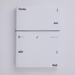 Buchcover: Weißes Cover mit schwarzer versetzter Typografie