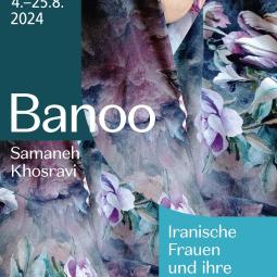 Plakat Ausstellung - Banoo - Iranische Frauen und ihre Geschichte - zeigt den angeschnitten Knopf einer Frau bei der nur der Mund sichtbar ist. Sie trägt ein mit Blumen dekoriertes Kopftuch