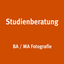 Ein oranges Bild mit weißem Text: "Studienberatung"