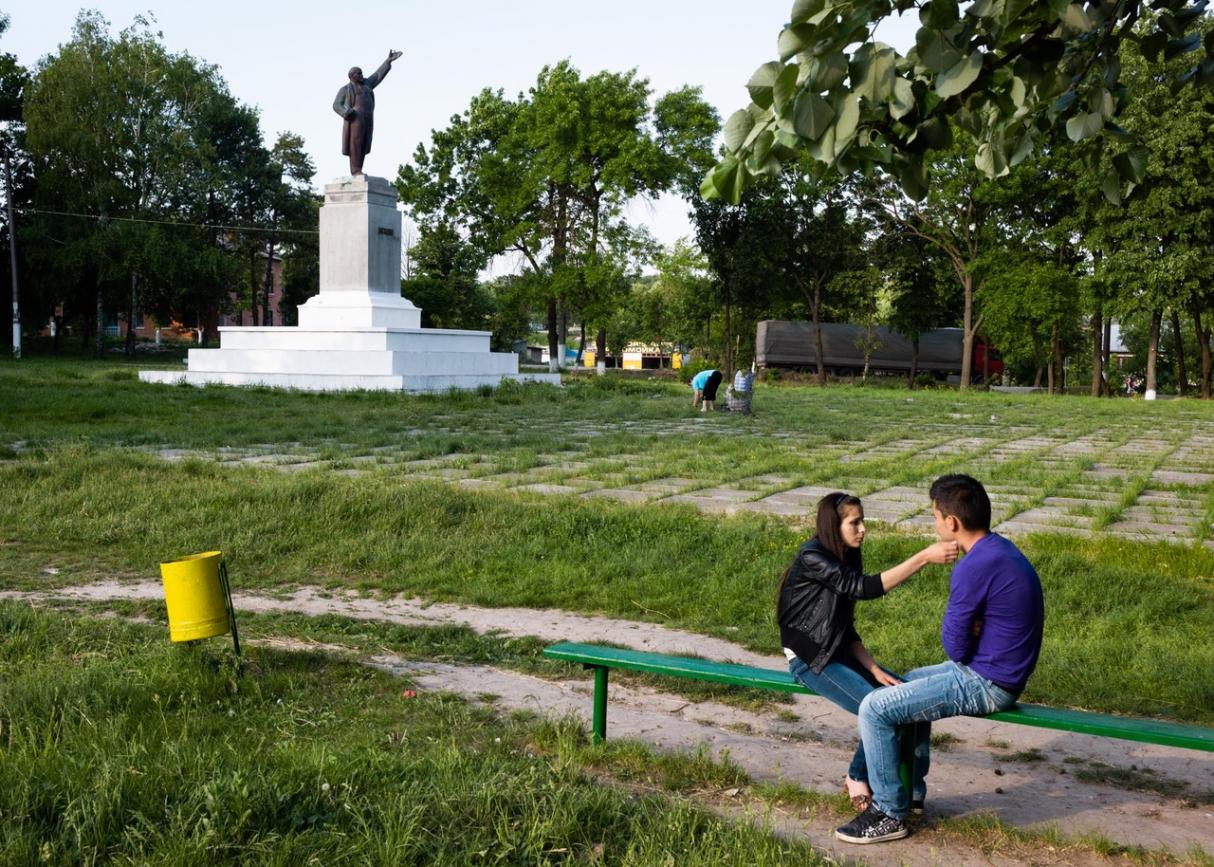 Ein Man und einen Frau sitzen im Park
