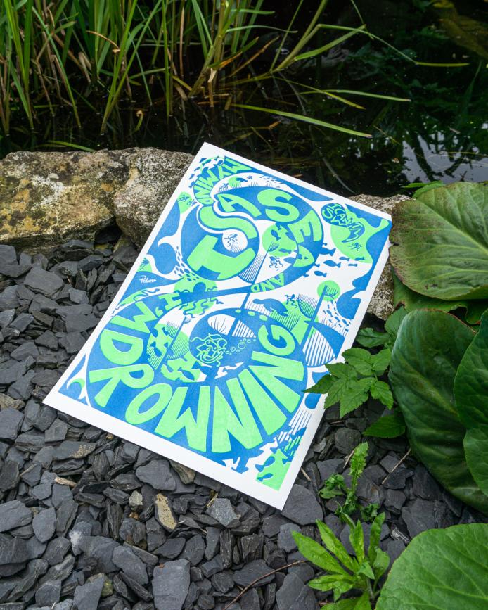 Plakat am Teichrand liegend