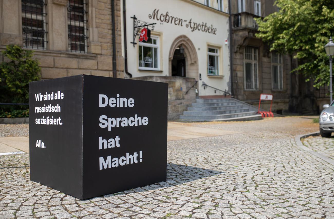 Installation vor Mohren Apotheke, schwarzer Kasten