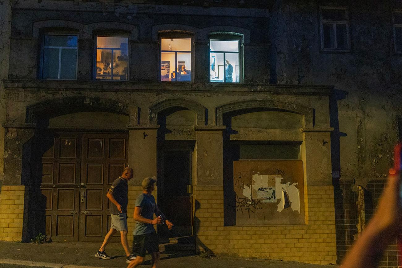 Video Installation &quot;SoWieSonst&quot;. Leerstehendes Gebäude mit drei Fenster mit Video Installation