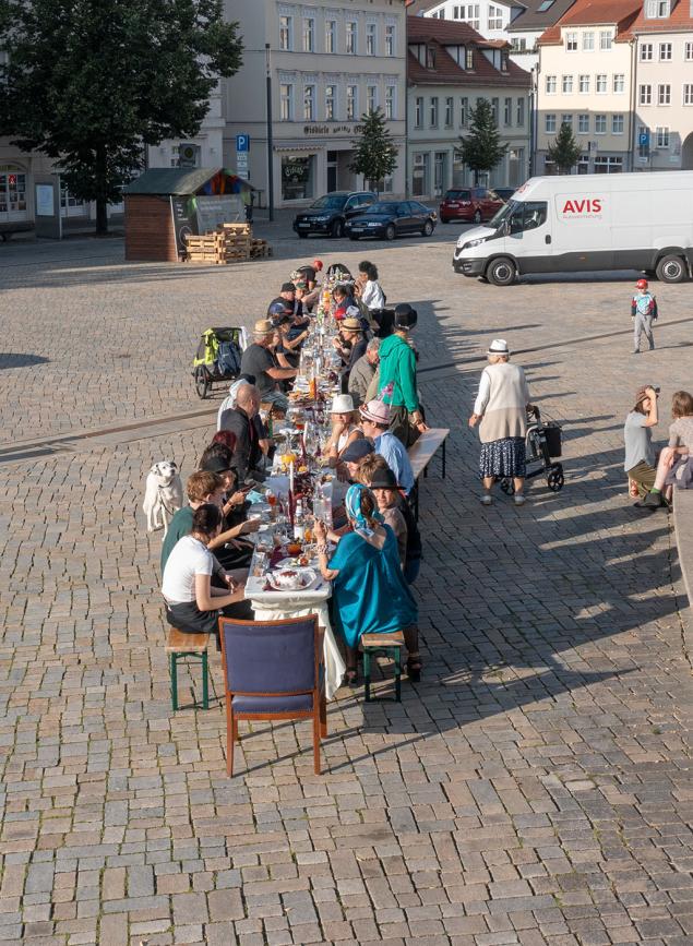 Machtmahl - Lange Tafel mit speisenden Personen