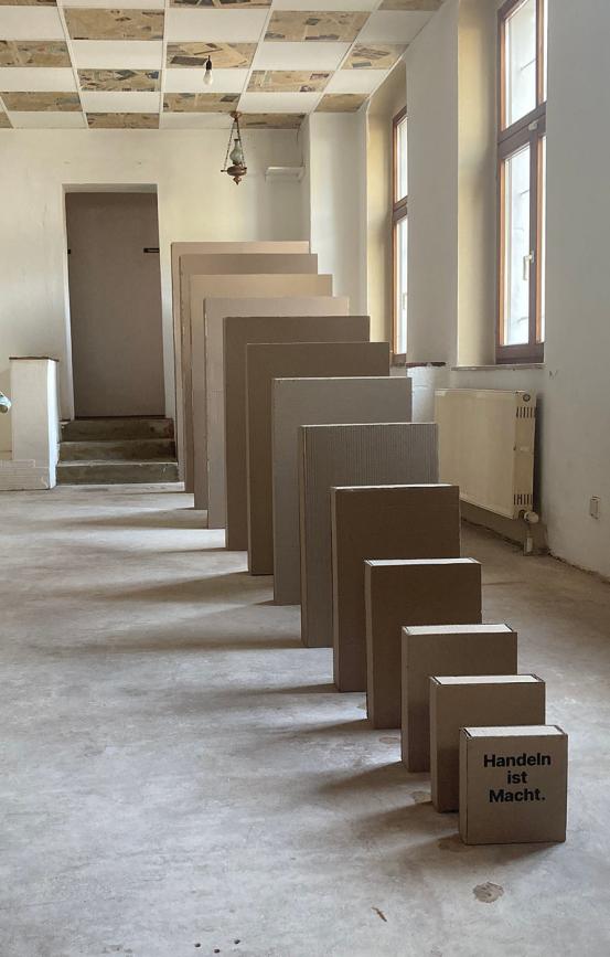 Handeln Ist Macht - Installtion, auf dem Domino Streine Prinzip