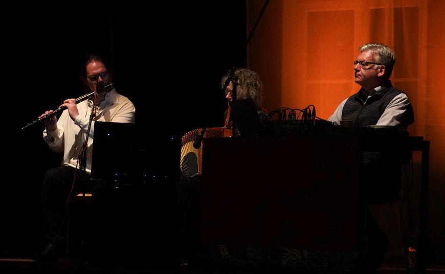 Jens Barabasch: Flöte, Christiane Meis: Akkordeon, J.U. Lensing: Musikelektronik