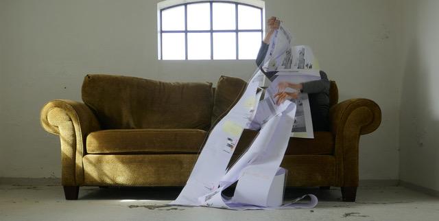 Sofa mit weißem Schal.