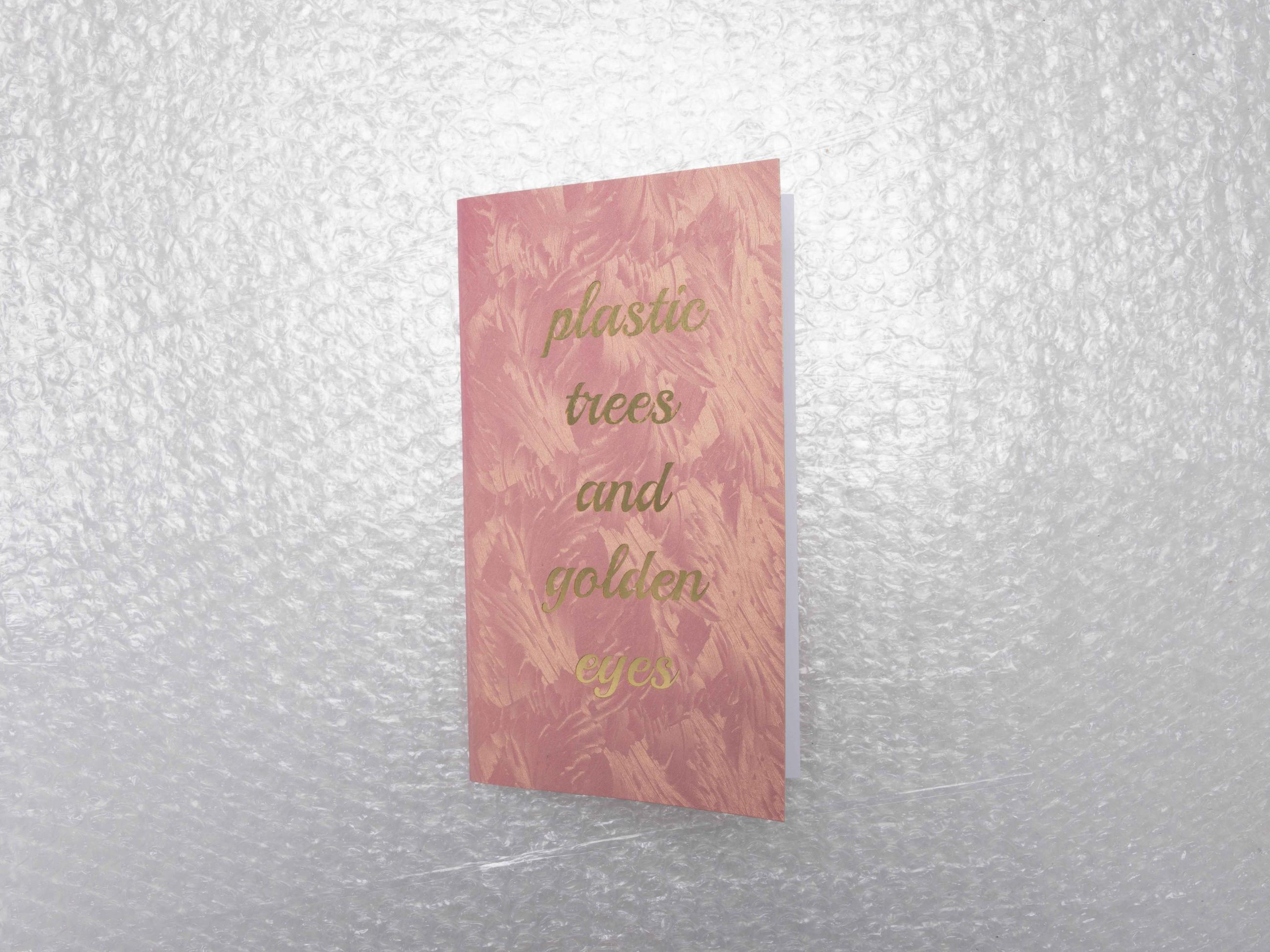 pinkes papier mit goldenem titel