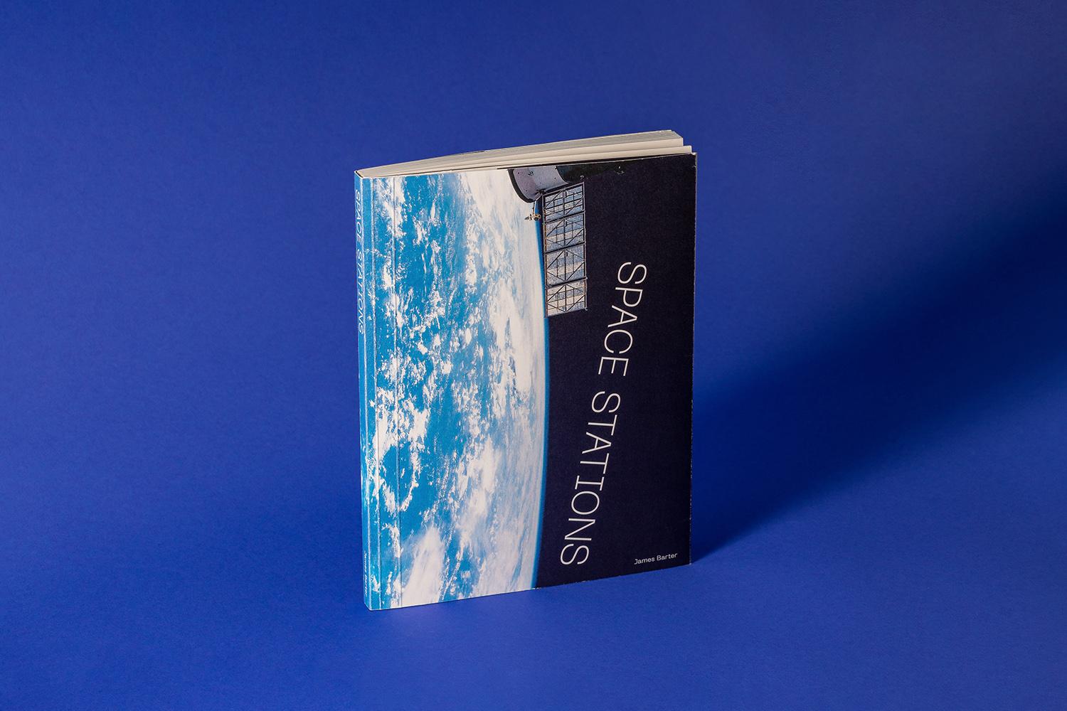 Buch vor einem dunkel-blauem Hintergrund