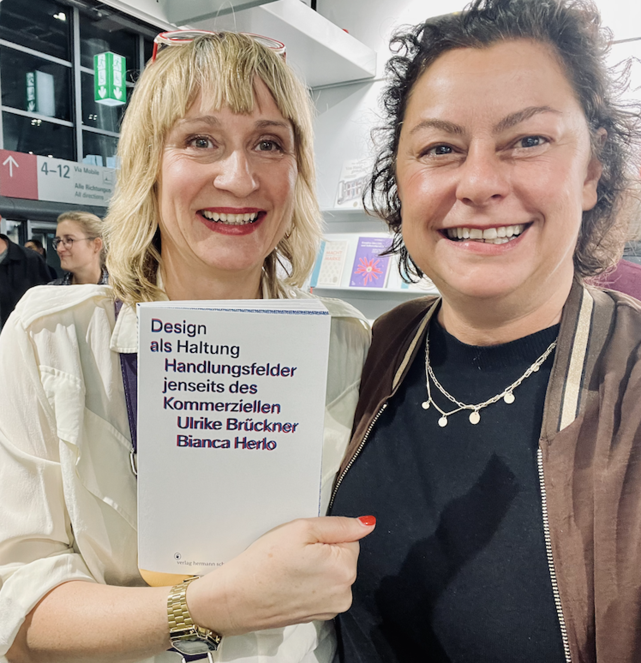 Ulrike Brückner & Bianca Herlo mit Buch