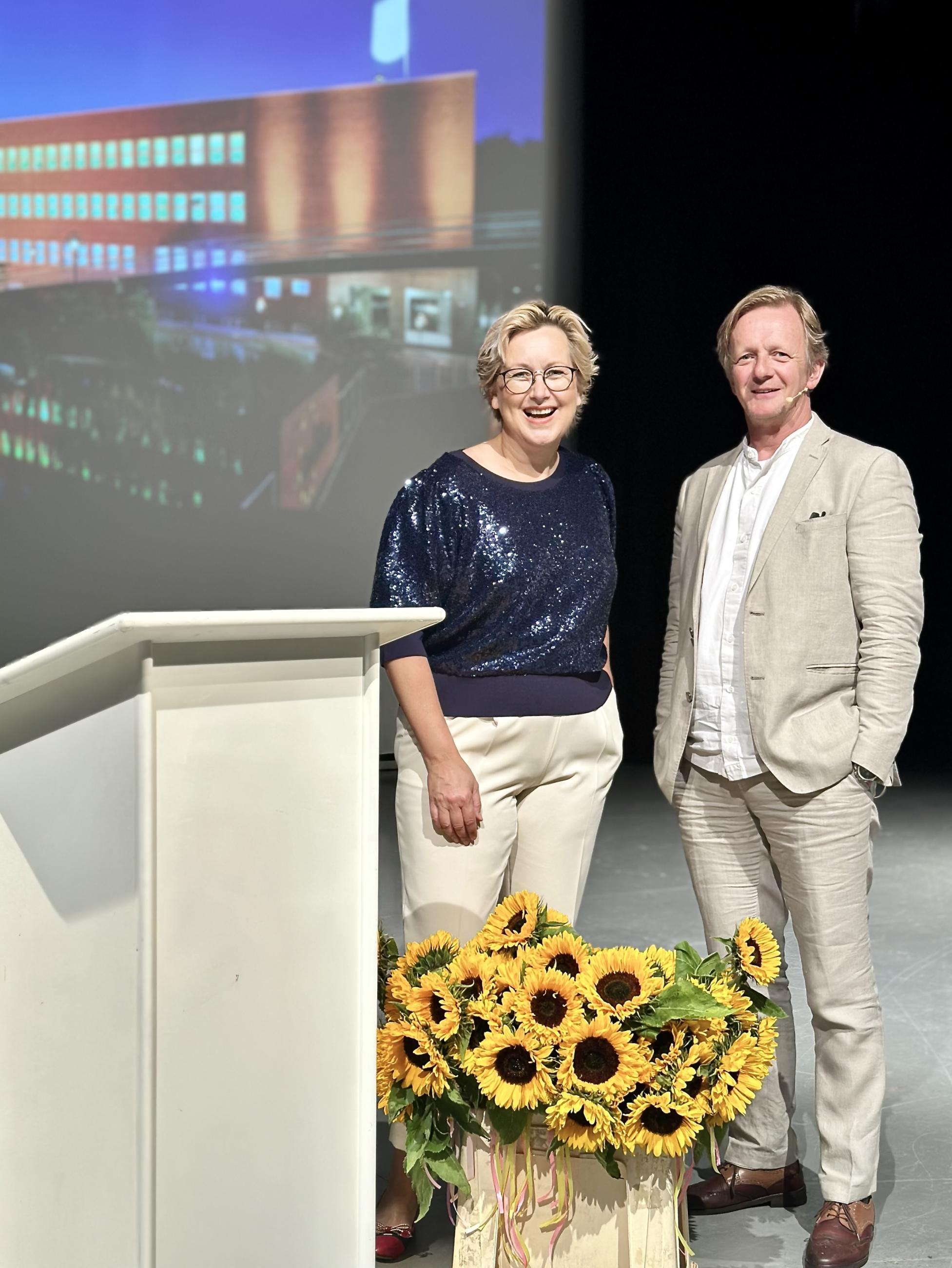 Ein Photo von der Rektorin der FH Dortmund und dem Dekan des Fachbereichs Design